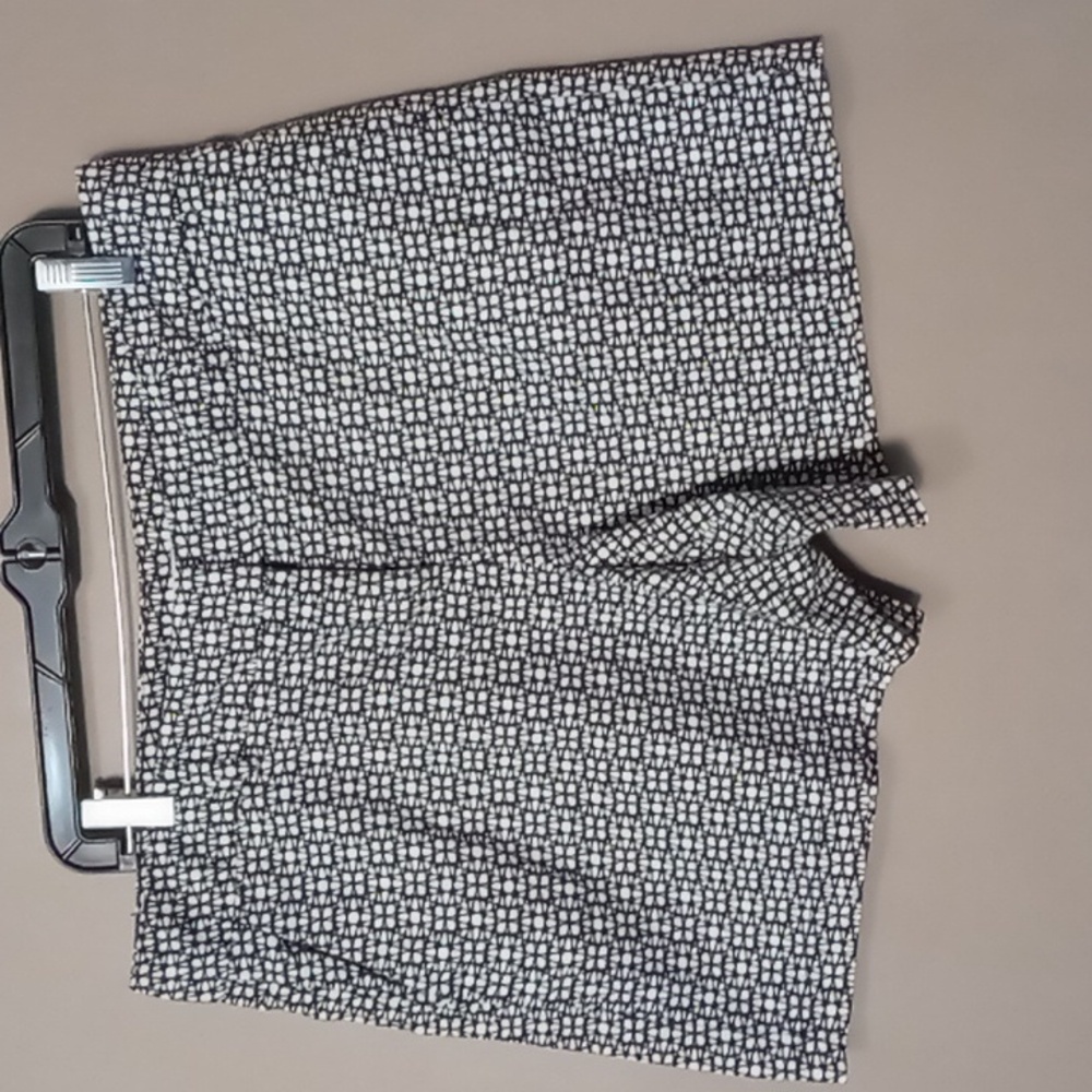 Loft Black/White Patterned Shorts Size 10 - Picture 1 of 5